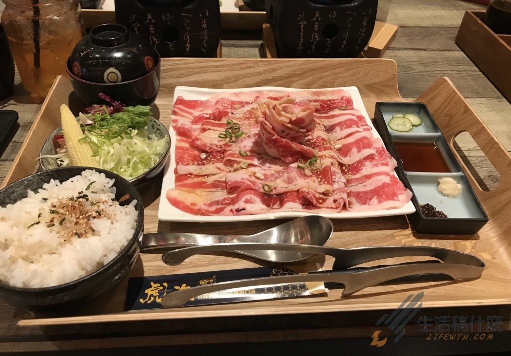 高雄前鎮|草衙道美食:虎次日式炸牛排專門店|燒肉定食、丼飯、咖喱飯餐廳