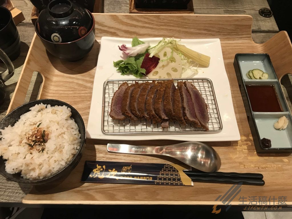 高雄前鎮|草衙道美食:虎次日式炸牛排專門店|燒肉定食、丼飯、咖喱飯餐廳